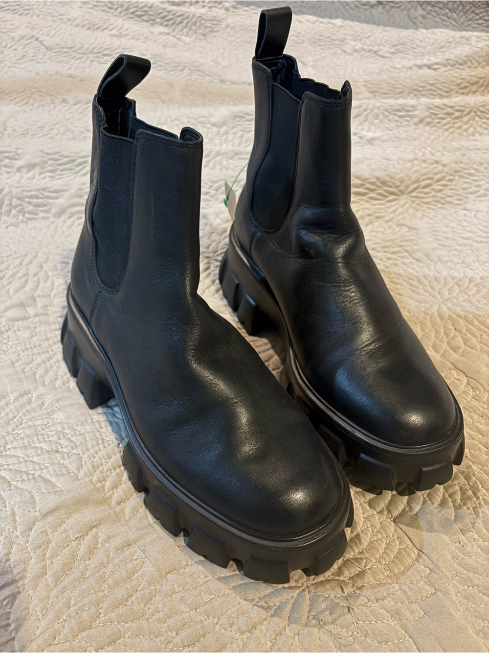 Gianni Bini Rockowitz Chunky Pull-On Leather Chelsea Boots. 
Size 8